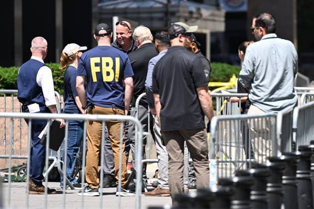 FBI responds to device detonation outside 26 Federal Plaza in New York NEW YORK, USA - JULY 20: Members of the FBI Evidence Response Team and other federal agents investigate the scene where an incendiary device was detonated outside of 26 Federal Plaza in Manhattan, New York, United States on July 20, 2026. Monday morning the incident occurred and federal authorities are investigating the crime scene. The suspect was taken into custody and the FBI Joint Terrorism Task Force is investigating. Kyle Mazza Anadolu New York United States. Editorial use only. Please get in touch for any other usage.  Copyright: x2026xAnadoluxKylexMazzax