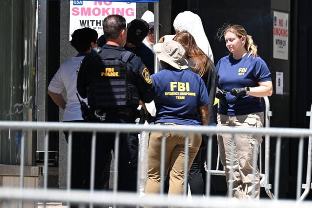FBI responds to device detonation outside 26 Federal Plaza in New York NEW YORK, USA - JULY 20: Members of the FBI Evidence Response Team and other federal agents investigate the scene where an incendiary device was detonated outside of 26 Federal Plaza in Manhattan, New York, United States on July 20, 2026. Monday morning the incident occurred and federal authorities are investigating the crime scene. The suspect was taken into custody and the FBI Joint Terrorism Task Force is investigating. Kyle Mazza Anadolu New York United States. Editorial use only. Please get in touch for any other usage.  Copyright: x2026xAnadoluxKylexMazzax