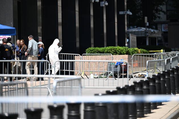 FBI responds to device detonation outside 26 Federal Plaza in New York NEW YORK, USA - JULY 20: Members of the FBI Evidence Response Team and other federal agents investigate the scene where an incendiary device was detonated outside of 26 Federal Plaza in Manhattan, New York, United States on July 20, 2026. Monday morning the incident occurred and federal authorities are investigating the crime scene. The suspect was taken into custody and the FBI Joint Terrorism Task Force is investigating. Kyle Mazza Anadolu New York United States. Editorial use only. Please get in touch for any other usage.  Copyright: x2026xAnadoluxKylexMazzax