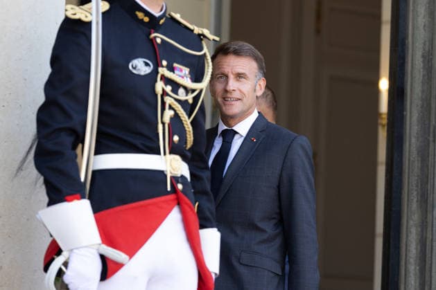 Emmanuel Macron welcomes Gabon President Brice Oligui Nguema - Paris France s President Emmanuel Macron wait to welcome Gabon s President before a meeting at the Elysee Palace in Paris on July 20, 2026. Photo by Raphael Lafargue ABACAPRESS.COM Paris France  Copyright: xLafarguexRaphael ABACAx