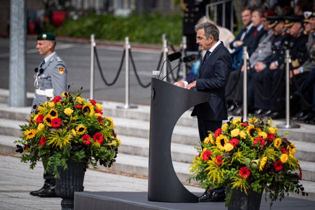 Berlin, Feierliches Gelöbnis im BMVg Feierliches Gelöbnis im Bundesministerium der Verteidigung am 20.07.2026 anlässlich des 82. Jahrestages des 20. Juli 1944. Im Bild: Ehrengast wird Herr Dr. Navid Kermani bei seiner Rede. Berlin Bundesministerium der Verteidigung Berlin Deutschland *** Berlin, Ceremonial Oath-Taking at the Federal Ministry of Defense Ceremonial oath-taking at the Federal Ministry of Defense on July 20, 2026, marking the 82nd anniversary of July 20, 1944. Pictured: Guest of honor Dr. Navid Kermani delivering his speech in Berlin at the Federal Ministry of DefenseBerlin, Germany