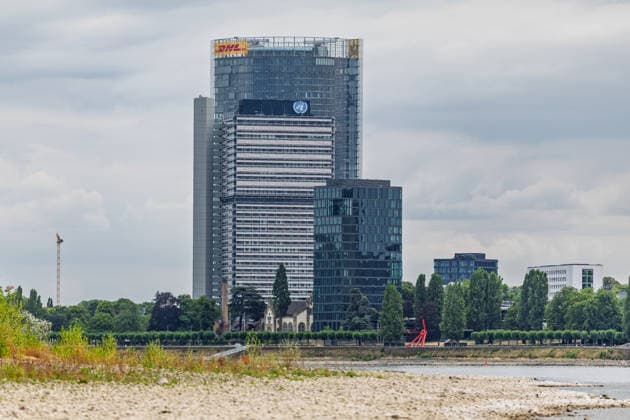 Niedrigwasser am Rhein vor dem UN Campus in Bonn Niedrigwasser am Rhein: Bei einem Pegelstand von 125 cm am Pegel Bonn liegt das Flussbett bis auf die tiefer liegende Fahrrinne trocken. Im Hintergrund das Hochhaus-Ensemble aus Post Tower, Langer Eugen und Climate Tower auf dem UN Campus, wo das Sekretariat der UN-Klimarahmenkonvention UNFCCC über den globalen Klimaschutz verhandelt. Bonn Beuel Nordrhein-Westfalen Deutschland *** Low Water Levels on the Rhine in Front of the UN Campus in Bonn Low Water Levels on the Rhine With the water level at 125 cm at the Bonn gauge, the riverbed is dry except for the lower-lying navigation channel. In the background is the high-rise complex consisting of the Post Tower, Langer Eugen, and Climate Tower Copyright: xMarcxJohnx