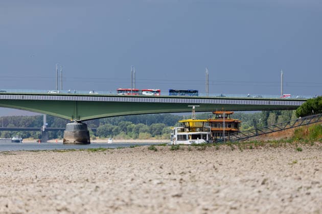 Niedrigwasser am Rhein in Bonn-Beuel Niedrigwasser am Rhein: Bei einem Pegelstand von 125 cm am Pegel Bonn liegt das Flussbett am Beueler Rheinufer bis auf die tiefer liegende Fahrrinne trocken. Blick nach Norden auf die stark befahrene Kennedybrücke, im Hintergrund die gesperrte Nordbrücke (Friedrich-Ebert-Brücke). Bonn Beuel Nordrhein-Westfalen Deutschland *** Low Water Levels on the Rhine in Bonn-Beuel Low Water Levels on the Rhine With the water level at the Bonn gauge station at 125 cm, the riverbed on the Beuel side of the Rhine is dry except for the lower-lying navigation channel; view looking north toward the heavily trafficked Kennedy Bridge, with the closed Nordbrücke in the background. Friedrich Ebert Bridge, Bonn-Beuel, North Copyright: xMarcxJohnx