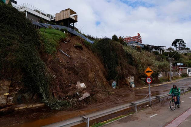 Concon, July 20, 2026: A landslide on a hillside during a weather front threatens a house that is in danger of collapsing. Sebastian Cisternas, Aton, Chile; Renaca, Chile. Aton 1174159  Copyright: SEBASTIANxCISTERNAS xATONxCHILE