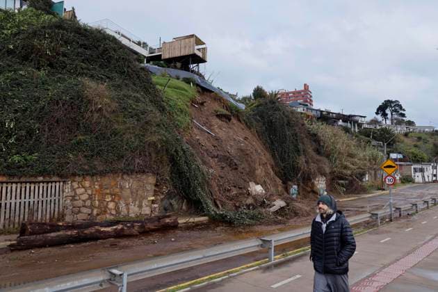 Concon, July 20, 2026: A landslide on a hillside during a weather front threatens to bring down a house. Sebastian Cisternas, Aton, Chile; Renaca, Chile. Aton 1174160  Copyright: SEBASTIANxCISTERNAS xATONxCHILE