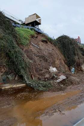 Concon, July 20, 2026: A landslide on a hillside during a weather front threatens to bring down a house. Sebastian Cisternas, Aton, Chile; Renaca, Chile. Aton 1174161  Copyright: SEBASTIANxCISTERNAS xATONxCHILE