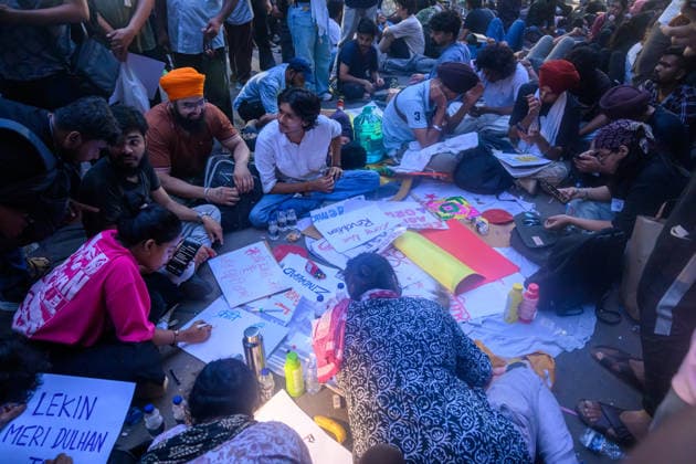 July 20, 2026, New Delhi, New Delhi, India: NEW DELHI, India Ã¢â‚¬ Protesters prepare placards at Jantar Mantar ahead of a march to Parliament by the Cockroach Janata Party (CJP), which is demanding the resignation of Education Minister Dharmendra Pradhan over alleged irregularities in the NEET-UG exam, July 20, 2026. New Delhi India  - ZUMAm184 20260720_zip_m184_006 Copyright: xAnkitxRoyxMajumderx