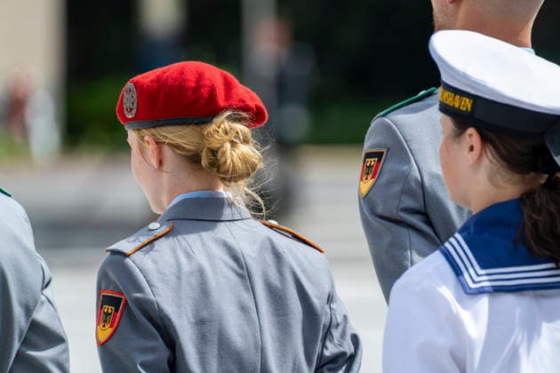 Bundeswehr bekommt Problem um sexuelles Fehlverhalten nicht in den Griff, Symbolbilder Feierliches Gelöbnis im Bendlerblock EUR, Deutschland, Berlin, 20.07.2026: 245 Rekrutinnen und Rekruten der Bundeswehr legen im Bendlerblock anlässlich des 82. Jahrestages des 20. Juli 1944 ihr Gelöbnis ab. Sie bekennen sich zur freiheitlichen-demokratischen Grundordnung und geloben der Bundesrepublik Deutschland treu zu dienen. In Anwesenheit des Verteidigungsminister Boris Pistorius (SPD) und als Ehrengast wird der Schriftsteller Navid Kermani eine Rede halten.