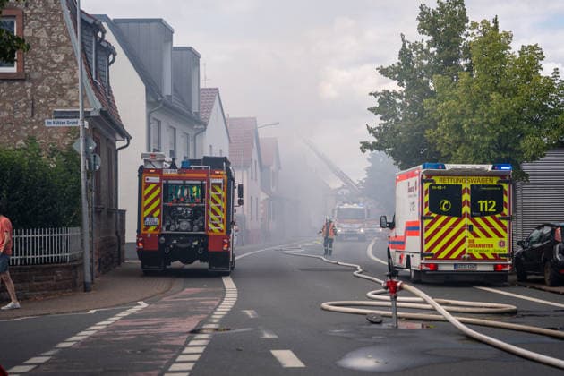 Großeinsatz bei Vollbrand eines Einfamilienhauses Rund 100 Einsatzkräfte und zwei Drehleitern im Einsatz Katze wird vermisst Am 20.07.2026 brannte in Groß-Umstadt ein Einfamilienhaus in der Höchster Straße vollständig aus. Rund 100 Einsatzkräfte von Feuerwehr, Rettungsdienst und Polizei waren mit zwei Drehleitern im Einsatz, Zeugen hatten gegen 16:15 Uhr die Rettungsleitstelle informiert. Vier Personen im Haus konnten sich selbstständig retten, nach bisherigem Kenntnisstand wurde niemand verletzt. Das Haus ist unbewohnbar, eine Katze wird noch vermisst, Brandursache und Schadenshöhe sind unklar. Groß-Umstadt Hessen Deutschland *** Major Operation Following a Blaze That Completely Destroyed a Single-Family Home; About 100