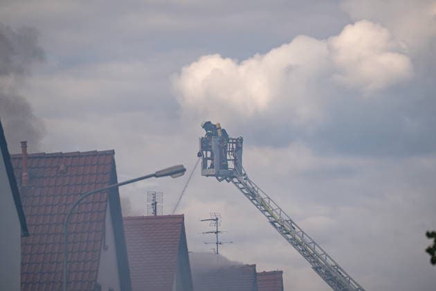 Großeinsatz bei Vollbrand eines Einfamilienhauses Rund 100 Einsatzkräfte und zwei Drehleitern im Einsatz Katze wird vermisst Am 20.07.2026 brannte in Groß-Umstadt ein Einfamilienhaus in der Höchster Straße vollständig aus. Rund 100 Einsatzkräfte von Feuerwehr, Rettungsdienst und Polizei waren mit zwei Drehleitern im Einsatz, Zeugen hatten gegen 16:15 Uhr die Rettungsleitstelle informiert. Vier Personen im Haus konnten sich selbstständig retten, nach bisherigem Kenntnisstand wurde niemand verletzt. Das Haus ist unbewohnbar, eine Katze wird noch vermisst, Brandursache und Schadenshöhe sind unklar. Groß-Umstadt Hessen Deutschland *** Major Operation Following a Blaze That Completely Destroyed a Single-Family Home; About 100
