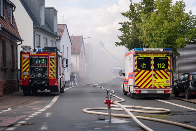 Großeinsatz bei Vollbrand eines Einfamilienhauses Rund 100 Einsatzkräfte und zwei Drehleitern im Einsatz Katze wird vermisst Am 20.07.2026 brannte in Groß-Umstadt ein Einfamilienhaus in der Höchster Straße vollständig aus. Rund 100 Einsatzkräfte von Feuerwehr, Rettungsdienst und Polizei waren mit zwei Drehleitern im Einsatz, Zeugen hatten gegen 16:15 Uhr die Rettungsleitstelle informiert. Vier Personen im Haus konnten sich selbstständig retten, nach bisherigem Kenntnisstand wurde niemand verletzt. Das Haus ist unbewohnbar, eine Katze wird noch vermisst, Brandursache und Schadenshöhe sind unklar. Groß-Umstadt Hessen Deutschland *** Major Operation Following a Blaze That Completely Destroyed a Single-Family Home; About 100