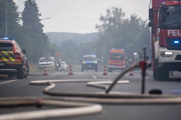 Großeinsatz bei Vollbrand eines Einfamilienhauses Rund 100 Einsatzkräfte und zwei Drehleitern im Einsatz Katze wird vermisst Am 20.07.2026 brannte in Groß-Umstadt ein Einfamilienhaus in der Höchster Straße vollständig aus. Rund 100 Einsatzkräfte von Feuerwehr, Rettungsdienst und Polizei waren mit zwei Drehleitern im Einsatz, Zeugen hatten gegen 16:15 Uhr die Rettungsleitstelle informiert. Vier Personen im Haus konnten sich selbstständig retten, nach bisherigem Kenntnisstand wurde niemand verletzt. Das Haus ist unbewohnbar, eine Katze wird noch vermisst, Brandursache und Schadenshöhe sind unklar. Groß-Umstadt Hessen Deutschland *** Major Operation Following a Blaze That Completely Destroyed a Single-Family Home; About 100