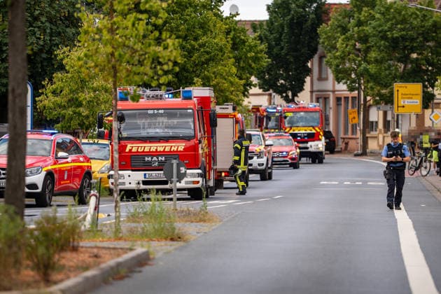 Großeinsatz bei Vollbrand eines Einfamilienhauses Rund 100 Einsatzkräfte und zwei Drehleitern im Einsatz Katze wird vermisst Am 20.07.2026 brannte in Groß-Umstadt ein Einfamilienhaus in der Höchster Straße vollständig aus. Rund 100 Einsatzkräfte von Feuerwehr, Rettungsdienst und Polizei waren mit zwei Drehleitern im Einsatz, Zeugen hatten gegen 16:15 Uhr die Rettungsleitstelle informiert. Vier Personen im Haus konnten sich selbstständig retten, nach bisherigem Kenntnisstand wurde niemand verletzt. Das Haus ist unbewohnbar, eine Katze wird noch vermisst, Brandursache und Schadenshöhe sind unklar. Groß-Umstadt Hessen Deutschland *** Major Operation Following a Blaze That Completely Destroyed a Single-Family Home; About 100