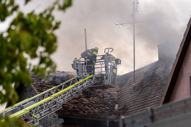 Großeinsatz bei Vollbrand eines Einfamilienhauses Rund 100 Einsatzkräfte und zwei Drehleitern im Einsatz Katze wird vermisst Am 20.07.2026 brannte in Groß-Umstadt ein Einfamilienhaus in der Höchster Straße vollständig aus. Rund 100 Einsatzkräfte von Feuerwehr, Rettungsdienst und Polizei waren mit zwei Drehleitern im Einsatz, Zeugen hatten gegen 16:15 Uhr die Rettungsleitstelle informiert. Vier Personen im Haus konnten sich selbstständig retten, nach bisherigem Kenntnisstand wurde niemand verletzt. Das Haus ist unbewohnbar, eine Katze wird noch vermisst, Brandursache und Schadenshöhe sind unklar. Groß-Umstadt Hessen Deutschland *** Major Operation Following a Blaze That Completely Destroyed a Single-Family Home; About 100