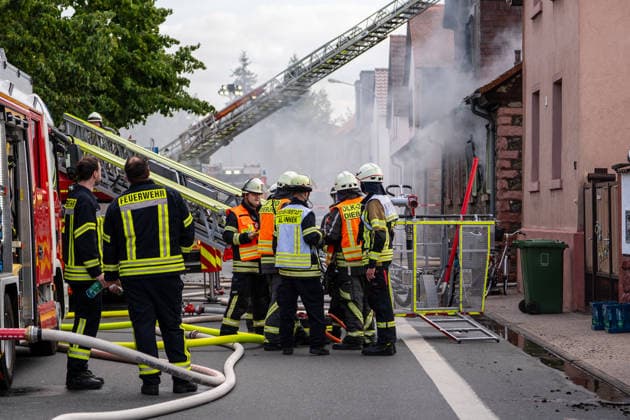 Großeinsatz bei Vollbrand eines Einfamilienhauses Rund 100 Einsatzkräfte und zwei Drehleitern im Einsatz Katze wird vermisst Am 20.07.2026 brannte in Groß-Umstadt ein Einfamilienhaus in der Höchster Straße vollständig aus. Rund 100 Einsatzkräfte von Feuerwehr, Rettungsdienst und Polizei waren mit zwei Drehleitern im Einsatz, Zeugen hatten gegen 16:15 Uhr die Rettungsleitstelle informiert. Vier Personen im Haus konnten sich selbstständig retten, nach bisherigem Kenntnisstand wurde niemand verletzt. Das Haus ist unbewohnbar, eine Katze wird noch vermisst, Brandursache und Schadenshöhe sind unklar. Groß-Umstadt Hessen Deutschland *** Major Operation Following a Blaze That Completely Destroyed a Single-Family Home; About 100