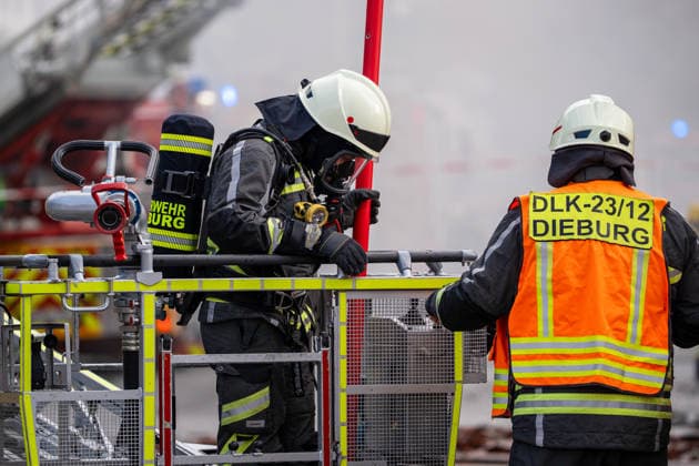 Großeinsatz bei Vollbrand eines Einfamilienhauses Rund 100 Einsatzkräfte und zwei Drehleitern im Einsatz Katze wird vermisst Am 20.07.2026 brannte in Groß-Umstadt ein Einfamilienhaus in der Höchster Straße vollständig aus. Rund 100 Einsatzkräfte von Feuerwehr, Rettungsdienst und Polizei waren mit zwei Drehleitern im Einsatz, Zeugen hatten gegen 16:15 Uhr die Rettungsleitstelle informiert. Vier Personen im Haus konnten sich selbstständig retten, nach bisherigem Kenntnisstand wurde niemand verletzt. Das Haus ist unbewohnbar, eine Katze wird noch vermisst, Brandursache und Schadenshöhe sind unklar. Groß-Umstadt Hessen Deutschland *** Major Operation Following a Blaze That Completely Destroyed a Single-Family Home; About 100