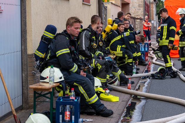 Großeinsatz bei Vollbrand eines Einfamilienhauses Rund 100 Einsatzkräfte und zwei Drehleitern im Einsatz Katze wird vermisst Am 20.07.2026 brannte in Groß-Umstadt ein Einfamilienhaus in der Höchster Straße vollständig aus. Rund 100 Einsatzkräfte von Feuerwehr, Rettungsdienst und Polizei waren mit zwei Drehleitern im Einsatz, Zeugen hatten gegen 16:15 Uhr die Rettungsleitstelle informiert. Vier Personen im Haus konnten sich selbstständig retten, nach bisherigem Kenntnisstand wurde niemand verletzt. Das Haus ist unbewohnbar, eine Katze wird noch vermisst, Brandursache und Schadenshöhe sind unklar. Groß-Umstadt Hessen Deutschland *** Major Operation Following a Blaze That Completely Destroyed a Single-Family Home; About 100