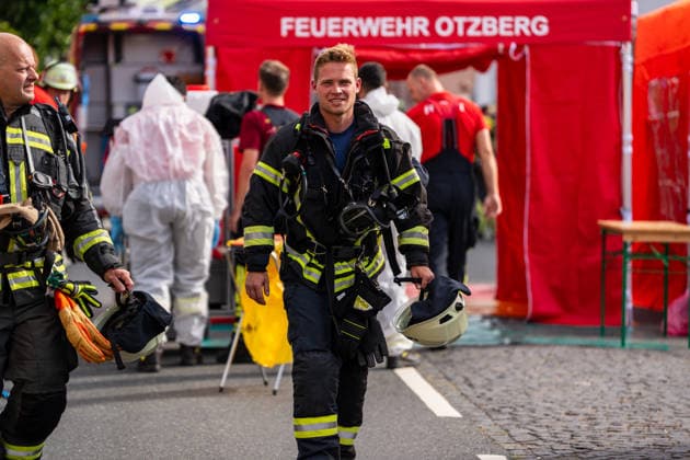 Großeinsatz bei Vollbrand eines Einfamilienhauses Rund 100 Einsatzkräfte und zwei Drehleitern im Einsatz Katze wird vermisst Am 20.07.2026 brannte in Groß-Umstadt ein Einfamilienhaus in der Höchster Straße vollständig aus. Rund 100 Einsatzkräfte von Feuerwehr, Rettungsdienst und Polizei waren mit zwei Drehleitern im Einsatz, Zeugen hatten gegen 16:15 Uhr die Rettungsleitstelle informiert. Vier Personen im Haus konnten sich selbstständig retten, nach bisherigem Kenntnisstand wurde niemand verletzt. Das Haus ist unbewohnbar, eine Katze wird noch vermisst, Brandursache und Schadenshöhe sind unklar. Groß-Umstadt Hessen Deutschland *** Major Operation Following a Blaze That Completely Destroyed a Single-Family Home; About 100