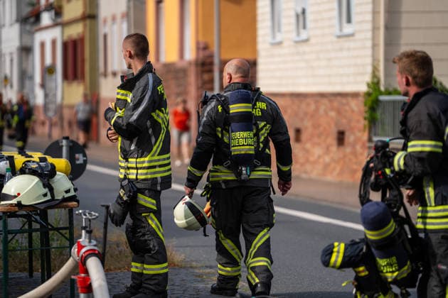 Großeinsatz bei Vollbrand eines Einfamilienhauses Rund 100 Einsatzkräfte und zwei Drehleitern im Einsatz Katze wird vermisst Am 20.07.2026 brannte in Groß-Umstadt ein Einfamilienhaus in der Höchster Straße vollständig aus. Rund 100 Einsatzkräfte von Feuerwehr, Rettungsdienst und Polizei waren mit zwei Drehleitern im Einsatz, Zeugen hatten gegen 16:15 Uhr die Rettungsleitstelle informiert. Vier Personen im Haus konnten sich selbstständig retten, nach bisherigem Kenntnisstand wurde niemand verletzt. Das Haus ist unbewohnbar, eine Katze wird noch vermisst, Brandursache und Schadenshöhe sind unklar. Groß-Umstadt Hessen Deutschland *** Major Operation Following a Blaze That Completely Destroyed a Single-Family Home; About 100