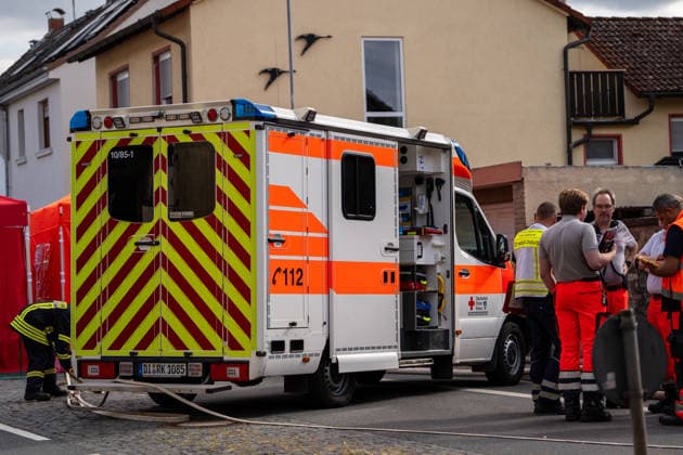 Großeinsatz bei Vollbrand eines Einfamilienhauses Rund 100 Einsatzkräfte und zwei Drehleitern im Einsatz Katze wird vermisst Am 20.07.2026 brannte in Groß-Umstadt ein Einfamilienhaus in der Höchster Straße vollständig aus. Rund 100 Einsatzkräfte von Feuerwehr, Rettungsdienst und Polizei waren mit zwei Drehleitern im Einsatz, Zeugen hatten gegen 16:15 Uhr die Rettungsleitstelle informiert. Vier Personen im Haus konnten sich selbstständig retten, nach bisherigem Kenntnisstand wurde niemand verletzt. Das Haus ist unbewohnbar, eine Katze wird noch vermisst, Brandursache und Schadenshöhe sind unklar. Groß-Umstadt Hessen Deutschland *** Major Operation Following a Blaze That Completely Destroyed a Single-Family Home; About 100