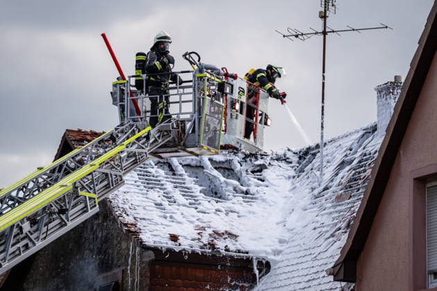 Großeinsatz bei Vollbrand eines Einfamilienhauses Rund 100 Einsatzkräfte und zwei Drehleitern im Einsatz Katze wird vermisst Am 20.07.2026 brannte in Groß-Umstadt ein Einfamilienhaus in der Höchster Straße vollständig aus. Rund 100 Einsatzkräfte von Feuerwehr, Rettungsdienst und Polizei waren mit zwei Drehleitern im Einsatz, Zeugen hatten gegen 16:15 Uhr die Rettungsleitstelle informiert. Vier Personen im Haus konnten sich selbstständig retten, nach bisherigem Kenntnisstand wurde niemand verletzt. Das Haus ist unbewohnbar, eine Katze wird noch vermisst, Brandursache und Schadenshöhe sind unklar. Groß-Umstadt Hessen Deutschland *** Major Operation Following a Blaze That Completely Destroyed a Single-Family Home; About 100