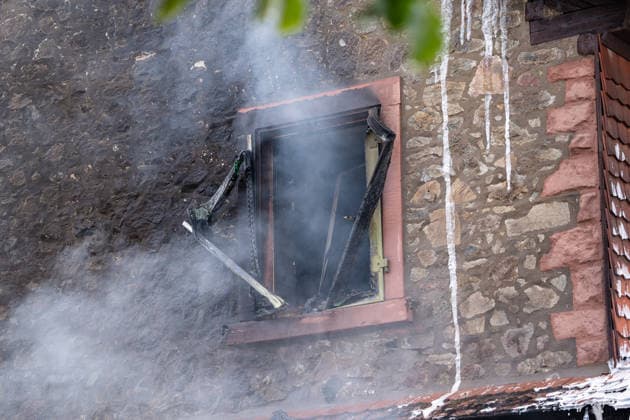 Großeinsatz bei Vollbrand eines Einfamilienhauses Rund 100 Einsatzkräfte und zwei Drehleitern im Einsatz Katze wird vermisst Am 20.07.2026 brannte in Groß-Umstadt ein Einfamilienhaus in der Höchster Straße vollständig aus. Rund 100 Einsatzkräfte von Feuerwehr, Rettungsdienst und Polizei waren mit zwei Drehleitern im Einsatz, Zeugen hatten gegen 16:15 Uhr die Rettungsleitstelle informiert. Vier Personen im Haus konnten sich selbstständig retten, nach bisherigem Kenntnisstand wurde niemand verletzt. Das Haus ist unbewohnbar, eine Katze wird noch vermisst, Brandursache und Schadenshöhe sind unklar. Groß-Umstadt Hessen Deutschland *** Major Operation Following a Blaze That Completely Destroyed a Single-Family Home; About 100