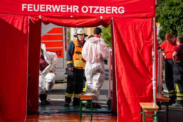 Großeinsatz bei Vollbrand eines Einfamilienhauses Rund 100 Einsatzkräfte und zwei Drehleitern im Einsatz Katze wird vermisst Am 20.07.2026 brannte in Groß-Umstadt ein Einfamilienhaus in der Höchster Straße vollständig aus. Rund 100 Einsatzkräfte von Feuerwehr, Rettungsdienst und Polizei waren mit zwei Drehleitern im Einsatz, Zeugen hatten gegen 16:15 Uhr die Rettungsleitstelle informiert. Vier Personen im Haus konnten sich selbstständig retten, nach bisherigem Kenntnisstand wurde niemand verletzt. Das Haus ist unbewohnbar, eine Katze wird noch vermisst, Brandursache und Schadenshöhe sind unklar. Groß-Umstadt Hessen Deutschland *** Major Operation Following a Blaze That Completely Destroyed a Single-Family Home; About 100