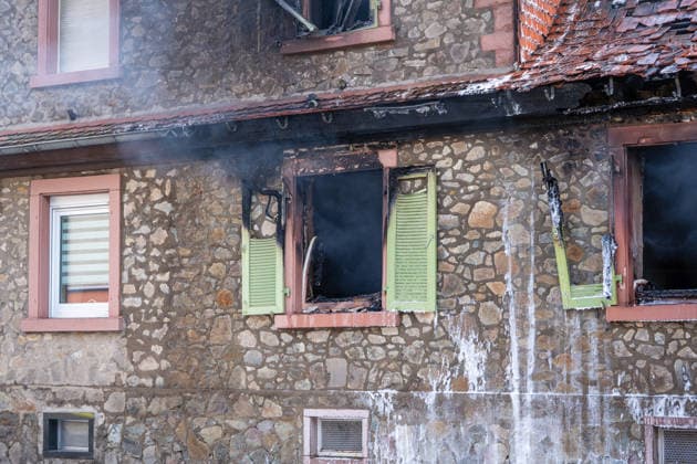 Großeinsatz bei Vollbrand eines Einfamilienhauses Rund 100 Einsatzkräfte und zwei Drehleitern im Einsatz Katze wird vermisst Am 20.07.2026 brannte in Groß-Umstadt ein Einfamilienhaus in der Höchster Straße vollständig aus. Rund 100 Einsatzkräfte von Feuerwehr, Rettungsdienst und Polizei waren mit zwei Drehleitern im Einsatz, Zeugen hatten gegen 16:15 Uhr die Rettungsleitstelle informiert. Vier Personen im Haus konnten sich selbstständig retten, nach bisherigem Kenntnisstand wurde niemand verletzt. Das Haus ist unbewohnbar, eine Katze wird noch vermisst, Brandursache und Schadenshöhe sind unklar. Groß-Umstadt Hessen Deutschland *** Major Operation Following a Blaze That Completely Destroyed a Single-Family Home; About 100