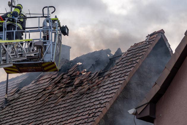 Großeinsatz bei Vollbrand eines Einfamilienhauses Rund 100 Einsatzkräfte und zwei Drehleitern im Einsatz Katze wird vermisst Am 20.07.2026 brannte in Groß-Umstadt ein Einfamilienhaus in der Höchster Straße vollständig aus. Rund 100 Einsatzkräfte von Feuerwehr, Rettungsdienst und Polizei waren mit zwei Drehleitern im Einsatz, Zeugen hatten gegen 16:15 Uhr die Rettungsleitstelle informiert. Vier Personen im Haus konnten sich selbstständig retten, nach bisherigem Kenntnisstand wurde niemand verletzt. Das Haus ist unbewohnbar, eine Katze wird noch vermisst, Brandursache und Schadenshöhe sind unklar. Groß-Umstadt Hessen Deutschland *** Major Operation Following a Blaze That Completely Destroyed a Single-Family Home; About 100