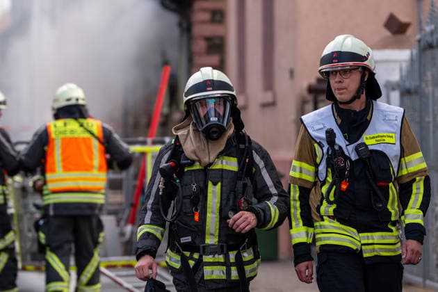 Großeinsatz bei Vollbrand eines Einfamilienhauses Rund 100 Einsatzkräfte und zwei Drehleitern im Einsatz Katze wird vermisst Am 20.07.2026 brannte in Groß-Umstadt ein Einfamilienhaus in der Höchster Straße vollständig aus. Rund 100 Einsatzkräfte von Feuerwehr, Rettungsdienst und Polizei waren mit zwei Drehleitern im Einsatz, Zeugen hatten gegen 16:15 Uhr die Rettungsleitstelle informiert. Vier Personen im Haus konnten sich selbstständig retten, nach bisherigem Kenntnisstand wurde niemand verletzt. Das Haus ist unbewohnbar, eine Katze wird noch vermisst, Brandursache und Schadenshöhe sind unklar. Groß-Umstadt Hessen Deutschland *** Major Operation Following a Blaze That Completely Destroyed a Single-Family Home; About 100