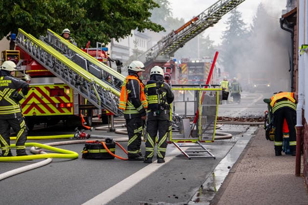 Großeinsatz bei Vollbrand eines Einfamilienhauses Rund 100 Einsatzkräfte und zwei Drehleitern im Einsatz Katze wird vermisst Am 20.07.2026 brannte in Groß-Umstadt ein Einfamilienhaus in der Höchster Straße vollständig aus. Rund 100 Einsatzkräfte von Feuerwehr, Rettungsdienst und Polizei waren mit zwei Drehleitern im Einsatz, Zeugen hatten gegen 16:15 Uhr die Rettungsleitstelle informiert. Vier Personen im Haus konnten sich selbstständig retten, nach bisherigem Kenntnisstand wurde niemand verletzt. Das Haus ist unbewohnbar, eine Katze wird noch vermisst, Brandursache und Schadenshöhe sind unklar. Groß-Umstadt Hessen Deutschland *** Major Operation Following a Blaze That Completely Destroyed a Single-Family Home; About 100