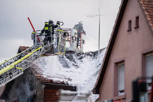 Großeinsatz bei Vollbrand eines Einfamilienhauses Rund 100 Einsatzkräfte und zwei Drehleitern im Einsatz Katze wird vermisst Am 20.07.2026 brannte in Groß-Umstadt ein Einfamilienhaus in der Höchster Straße vollständig aus. Rund 100 Einsatzkräfte von Feuerwehr, Rettungsdienst und Polizei waren mit zwei Drehleitern im Einsatz, Zeugen hatten gegen 16:15 Uhr die Rettungsleitstelle informiert. Vier Personen im Haus konnten sich selbstständig retten, nach bisherigem Kenntnisstand wurde niemand verletzt. Das Haus ist unbewohnbar, eine Katze wird noch vermisst, Brandursache und Schadenshöhe sind unklar. Groß-Umstadt Hessen Deutschland *** Major Operation Following a Blaze That Completely Destroyed a Single-Family Home; About 100