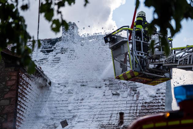 Großeinsatz bei Vollbrand eines Einfamilienhauses Rund 100 Einsatzkräfte und zwei Drehleitern im Einsatz Katze wird vermisst Am 20.07.2026 brannte in Groß-Umstadt ein Einfamilienhaus in der Höchster Straße vollständig aus. Rund 100 Einsatzkräfte von Feuerwehr, Rettungsdienst und Polizei waren mit zwei Drehleitern im Einsatz, Zeugen hatten gegen 16:15 Uhr die Rettungsleitstelle informiert. Vier Personen im Haus konnten sich selbstständig retten, nach bisherigem Kenntnisstand wurde niemand verletzt. Das Haus ist unbewohnbar, eine Katze wird noch vermisst, Brandursache und Schadenshöhe sind unklar. Groß-Umstadt Hessen Deutschland *** Major Operation Following a Blaze That Completely Destroyed a Single-Family Home; About 100