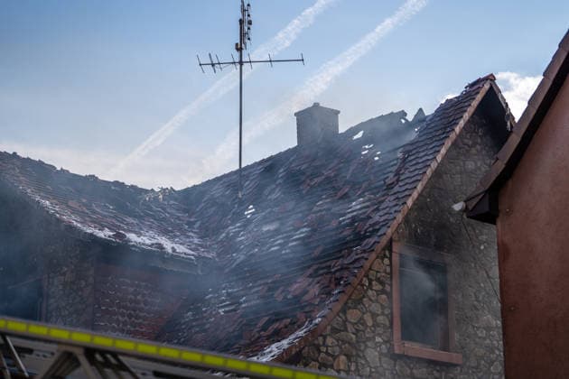 Großeinsatz bei Vollbrand eines Einfamilienhauses Rund 100 Einsatzkräfte und zwei Drehleitern im Einsatz Katze wird vermisst Am 20.07.2026 brannte in Groß-Umstadt ein Einfamilienhaus in der Höchster Straße vollständig aus. Rund 100 Einsatzkräfte von Feuerwehr, Rettungsdienst und Polizei waren mit zwei Drehleitern im Einsatz, Zeugen hatten gegen 16:15 Uhr die Rettungsleitstelle informiert. Vier Personen im Haus konnten sich selbstständig retten, nach bisherigem Kenntnisstand wurde niemand verletzt. Das Haus ist unbewohnbar, eine Katze wird noch vermisst, Brandursache und Schadenshöhe sind unklar. Groß-Umstadt Hessen Deutschland *** Major Operation Following a Blaze That Completely Destroyed a Single-Family Home; About 100