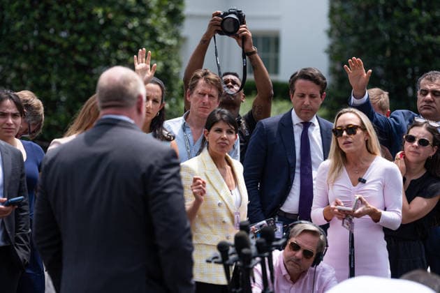 Tom Homan Speaks To Press - Washington Reporters ask questions to Tom Homan, White House border czar, as he speaks to the media outside the White House in Washington, DC, US, on Monday, July 20, 2026. The Department of Homeland Security last week ordered immigration agents to temporarily halt most vehicle stops during deportation operations, according to a department official, after a fatal shooting of a man in Maine reignited concerns about the agency s tactics. Photo by Aaron Schwartz Pool ABACAPRESS.COM Washington District of Columbia  Copyright: xPool ABACAx