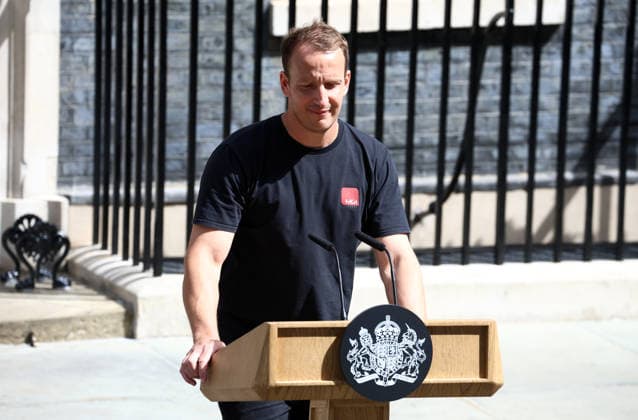 News Bilder des Tages #2 Sir Keir Starmer leaves 10 Downing Street. Tobias Gough, the No 10 Downing Street sound engineer, sets up the podium. He is known on the internet as Podium Guy. London, UK, 20 July 2026. London 10 Downing Street UK Copyright: xFredxDuvalx