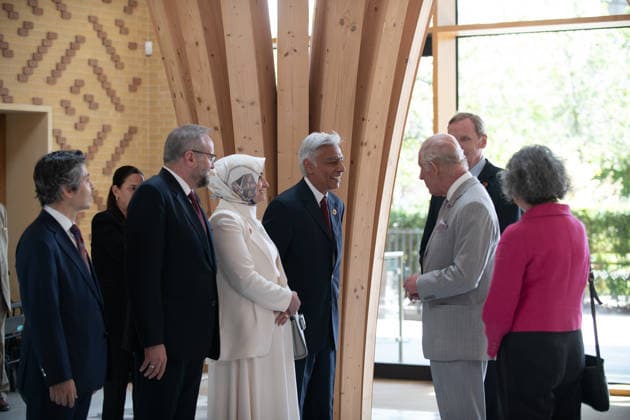 King Charles III visits Cambridge Central Mosque CAMBRIDGE, UNITED KINGDOM - JULY 20: King Charles III visits the Cambridge Central Mosque, Europe s first eco-friendly mosque, and meets with representatives of the Muslim community in Cambridge, United Kingdom, on July 20, 2026. Rooful Ali Anadolu Cambridge United Kingdom. Editorial use only. Please get in touch for any other usage.  Copyright: x2026xAnadoluxRoofulxAlix