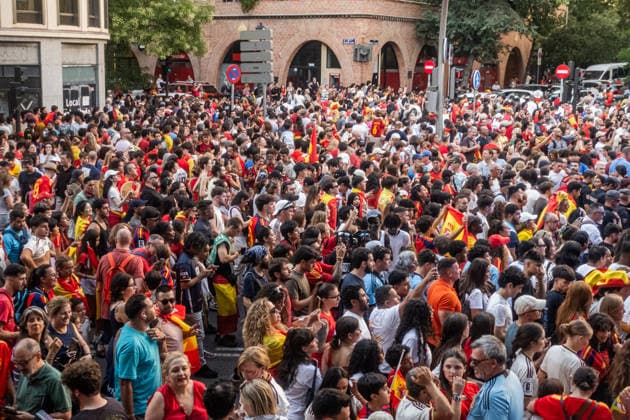 Fans wave to the national team s bus during the Spanish national team s victory parade celebrating their win at the 2026 World Cup, on July 20, 2026, in Madrid, Spain. The Spanish national team became the 2026 World Cup champion yesterday. Fans wave to the national team’s bus during the Spanish national team’s victory parade for winning the 2026 World Cup, on July 20, 2026, in Madrid, Spain. The Spanish national team became the 2026 World Cup champion yesterday after defeating Argentina 1–0 with a goal by Ferrán Torres, César Vallejo, and Rodríguez, Spain  Copyright: xCÃ sarxVallejoxRodriguezx 7678031