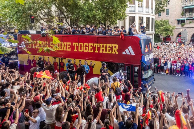 Fans wave to the national team s bus during the Spanish national team s victory parade celebrating their win at the 2026 World Cup, on July 20, 2026, in Madrid, Spain. The Spanish national team became the 2026 World Cup champion yesterday. Fans wave to the national team’s bus during the Spanish national team’s victory parade for winning the 2026 World Cup, on July 20, 2026, in Madrid, Spain. The Spanish team became the 2026 World Cup champions yesterday after defeating Argentina 1–0 with a goal by Ferrán Torres, César Vallejo, and Rodríguez, Spain  Copyright: xCÃ sarxVallejoxRodriguezx 7678030