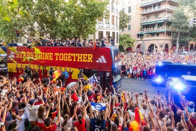Fans wave to the national team s bus during the Spanish national team s victory parade celebrating their win at the 2026 World Cup, on July 20, 2026, in Madrid, Spain. The Spanish national team became the 2026 World Cup champion yesterday. Fans wave to the national team’s bus during the Spanish national team’s victory parade for winning the 2026 World Cup, on July 20, 2026, in Madrid, Spain. The Spanish national team became the 2026 World Cup champion yesterday after defeating Argentina 1–0 with a goal by Ferrán Torres. César Vallejo, Rodríguez, Spain  Copyright: xCÃ sarxVallejoxRodriguezx 7678033