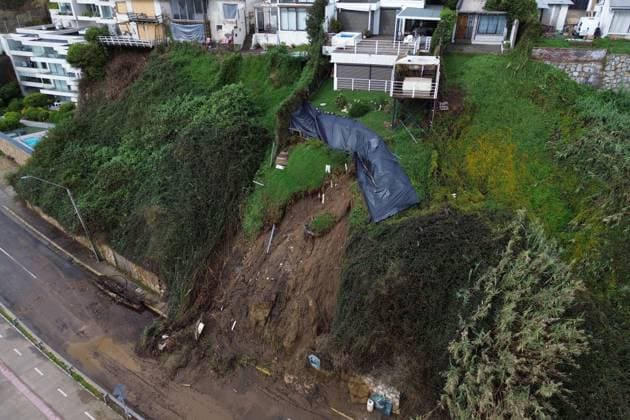 Concon, July 20, 2026: A landslide on a hillside during a weather front threatens to bring down a house. Manuel Lema Aton, Chile; Renaca, Chile. Aton 1174184  Copyright: MANUELxLEMA xATONxCHILE