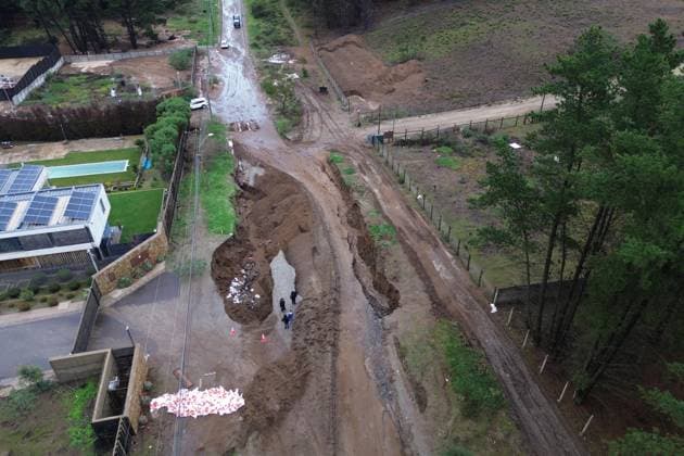 Renaca, July 20, 2026: A sinkhole affects residents of the Los Pinos residential area in Renaca as the Manuel Lema frontal system passes through. Aton Chile, Renaca, Chile. Aton 1174187  Copyright: MANUELxLEMA xATONxCHILE