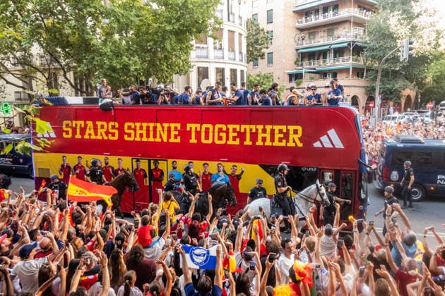 Fans wave to the national team s bus during the Spanish national team s victory parade celebrating their win at the 2026 World Cup, on July 20, 2026, in Madrid, Spain. The Spanish national team became the 2026 World Cup champion yesterday. Fans wave to the national team’s bus during the Spanish national team’s victory parade for winning the 2026 World Cup, on July 20, 2026, in Madrid, Spain. The Spanish national team became the 2026 World Cup champion yesterday after defeating Argentina 1–0 with a goal by Ferrán Torres, César Vallejo, and Rodríguez. Spain  Copyright: xCÃ sarxVallejoxRodriguezx 7678036