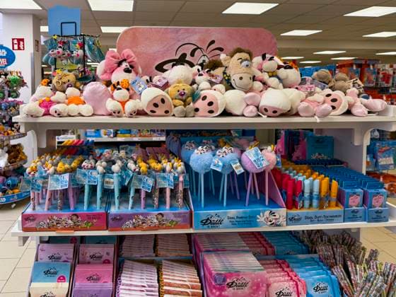20.07.2026, Diddl is Back! im Angebot eines Supermarktes in Bayern wird die berühmte Diddl-Maus prominent im Gang angeboten. Neuer Trend, Kidults Erwachsene, die sich mit solchen Produkten ein Stück Kindheit und Geborgenheit zurückholen! Neu auch das Comeback der Kultmaus: Diddl war der erklärte Kinderheld der Neunziger und 2000er Jahre. Diddl ist eine Cartoonfigur des Zeichners Thomas Goletz. Nach dem bereits in 2025 ein Comeback im deutschsprachigen Raum für 2026 angekündigt wurde, startete am 18. Juli 2026 in vier Fachgeschäften in Deutschland, Österreich und der Schweiz der Vorverkauf. Der offizielle Verkauf begann am 20. Juli 2026. 20.07.2026, Diddl Maus wieder da 20.07.2026, Diddl Maus wieder da *** July 20, 2026: Diddl