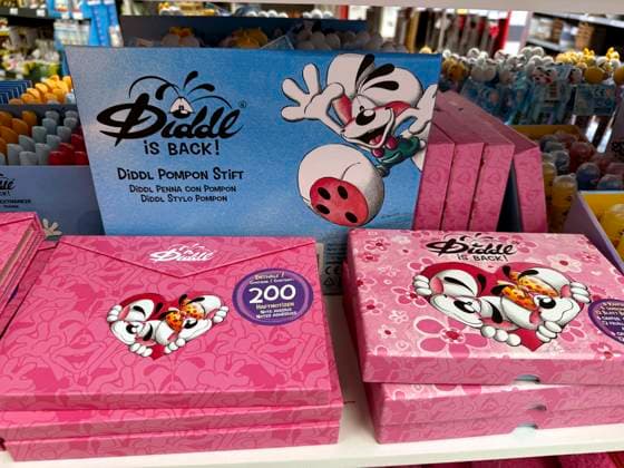 20.07.2026, Diddl is Back! im Angebot eines Supermarktes in Bayern wird die berühmte Diddl-Maus prominent im Gang angeboten. Neuer Trend, Kidults Erwachsene, die sich mit solchen Produkten ein Stück Kindheit und Geborgenheit zurückholen! Neu auch das Comeback der Kultmaus: Diddl war der erklärte Kinderheld der Neunziger und 2000er Jahre. Diddl ist eine Cartoonfigur des Zeichners Thomas Goletz. Nach dem bereits in 2025 ein Comeback im deutschsprachigen Raum für 2026 angekündigt wurde, startete am 18. Juli 2026 in vier Fachgeschäften in Deutschland, Österreich und der Schweiz der Vorverkauf. Der offizielle Verkauf begann am 20. Juli 2026. 20.07.2026, Diddl Maus wieder da 20.07.2026, Diddl Maus wieder da *** July 20, 2026: Diddl