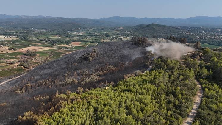 Drone footage captures wildfire in southern France TARADEAU, FRANCE - JULY 20: Drone footage shows smoke rising from a wildfire near Taradeau in the Var department of southern France on July 20, 2026. Two wildfires broke out in France s southern Var department on Sunday, burning around 90 hectares (222 acres) and forcing evacuations, local authorities said. A rapidly spreading blaze first burned around 30 hectares in Taradeau before spreading to the neighboring commune of Les Arcs, where another 60 hectares were scorched, the Var Prefecture said on the US social media company X. Around 220 firefighters and about 100 vehicles were deployed, supported by two Canadair firefighting aircraft, three water-bombing helicopters and a Dash firefighti  Copyright: x2026xAnadoluxMohamadxSalaheldinxAbdelghanixAlsayedx