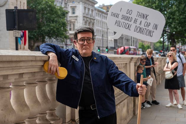 News Bilder des Tages #2 July 20, 2026, London, England, United Kingdom: A lots of people gathered outside Downing Street to support and protest against the new Prime Minister of the United Kingdom, Andy Burnham. .Campaigners from the Clean Up Westminster group demand from Andy Burnham to cap donations to stop democracy being sold and to crack down on corruption and misconduct. London United Kingdom  - ZUMAe120 20260720_zip_e120_001 Copyright: xKrisztianxElekx