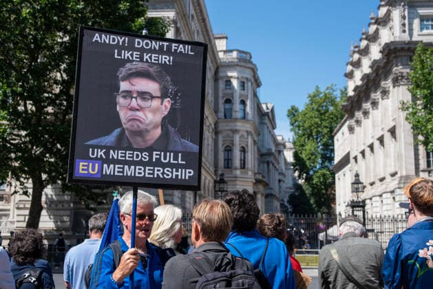 July 20, 2026, London, England, United Kingdom: A lots of people gathered outside Downing Street to support and protest against the new Prime Minister of the United Kingdom, Andy Burnham..A pro-EU activist holds a sign outside Downing Street in London. London United Kingdom  - ZUMAe120 20260720_zip_e120_002 Copyright: xKrisztianxElekx