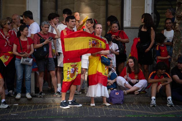 The Spanish National Team celebrates its World Cup victory with a parade in Madrid. Several people wait for the players to pass by during the Spanish National Team’s victory parade for winning the 2026 World Cup, on July 20, 2026, in Madrid, Spain. The Spanish team became the 2026 World Cup champion yesterday after defeating Argentina 1–0 with a goal by Ferrán Torres. JULY 20, 2026. Fernando Sá, Madrid, Madrid, Spain  Copyright: xFernandoxSanchezx 7678085