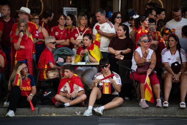 The Spanish National Team celebrates its World Cup victory with a parade in Madrid. Several people wait for the players to pass by during the Spanish National Team’s victory parade for winning the 2026 World Cup, on July 20, 2026, in Madrid, Spain. The Spanish team became the 2026 World Cup champion yesterday after defeating Argentina 1–0 with a goal by Ferrán Torres. JULY 20, 2026. Fernando Sá, Madrid, Madrid, Spain  Copyright: xFernandoxSanchezx 7678084